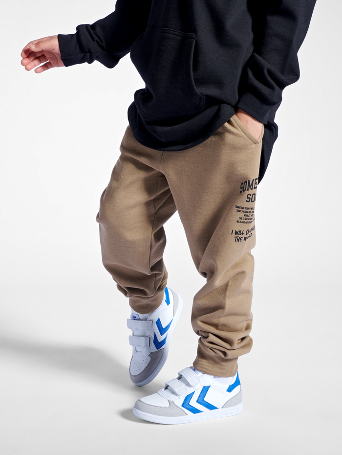 stmDIMAS PANTS, SEPIA TINT, model