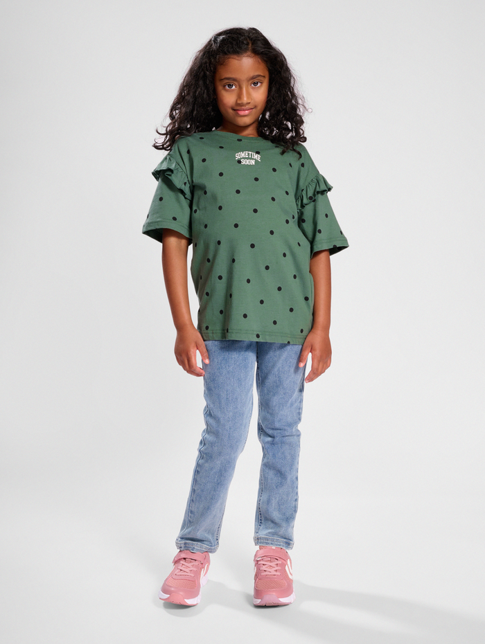 stsARIA T-SHIRT, LAUREL WREATH, model